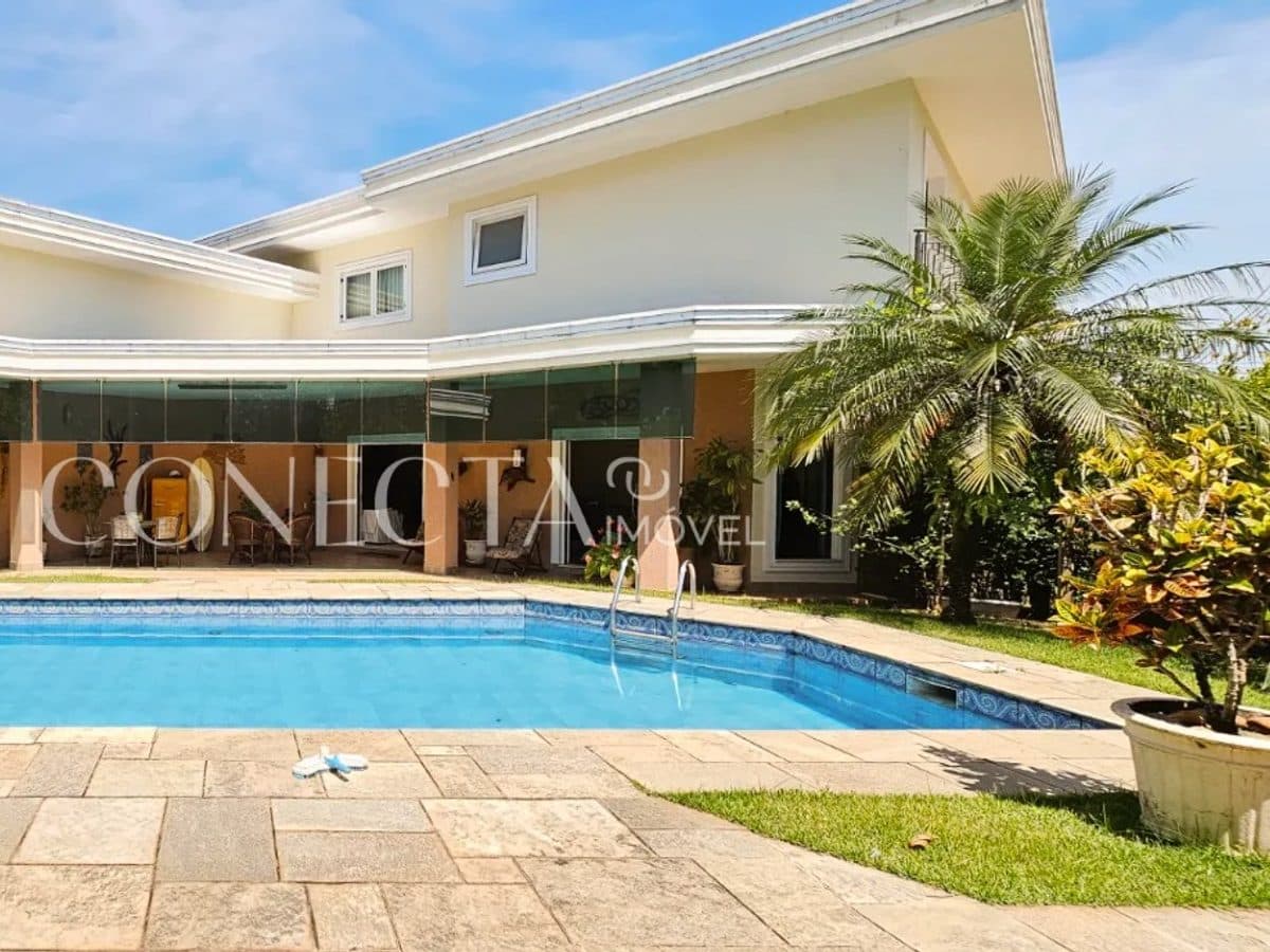 Casa com 743m² área de terreno