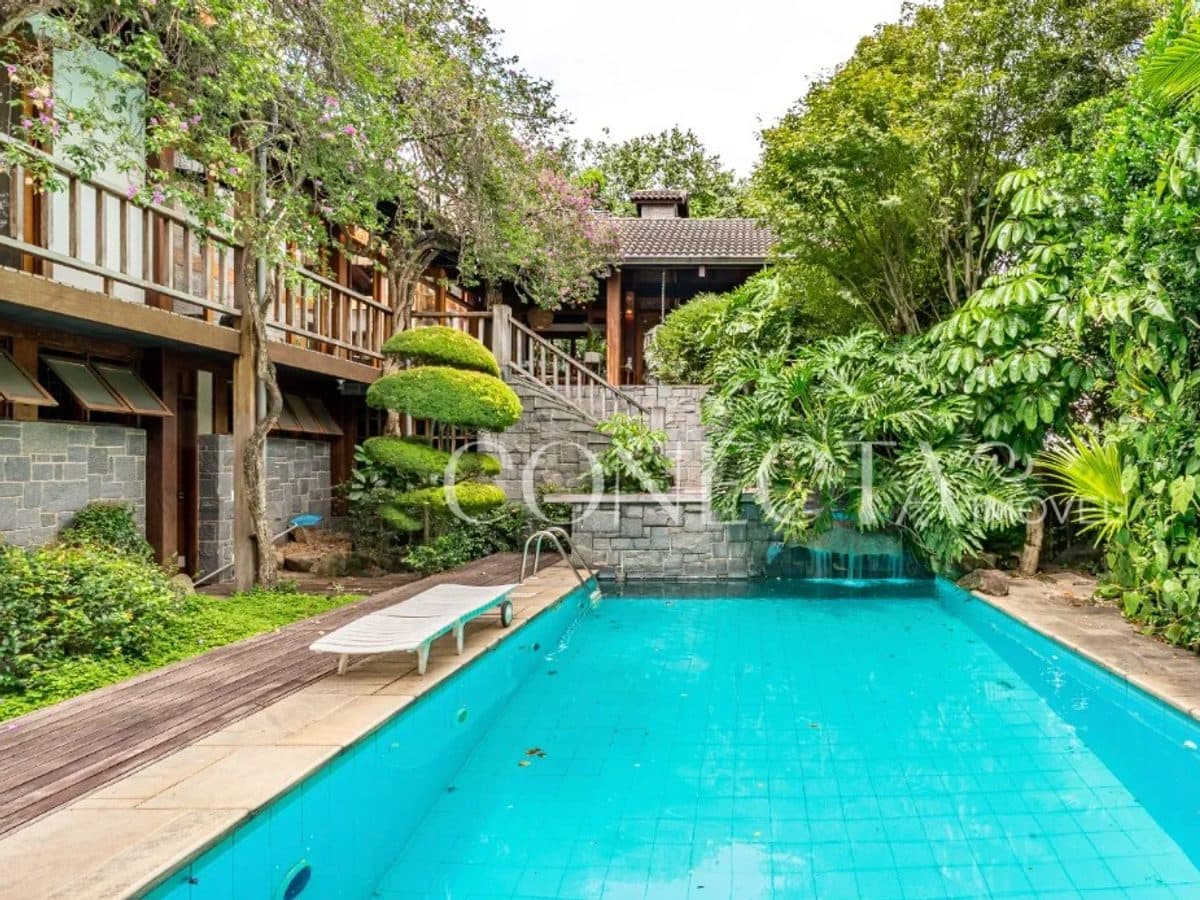 Venda mobiliada com área terreno de  900m²