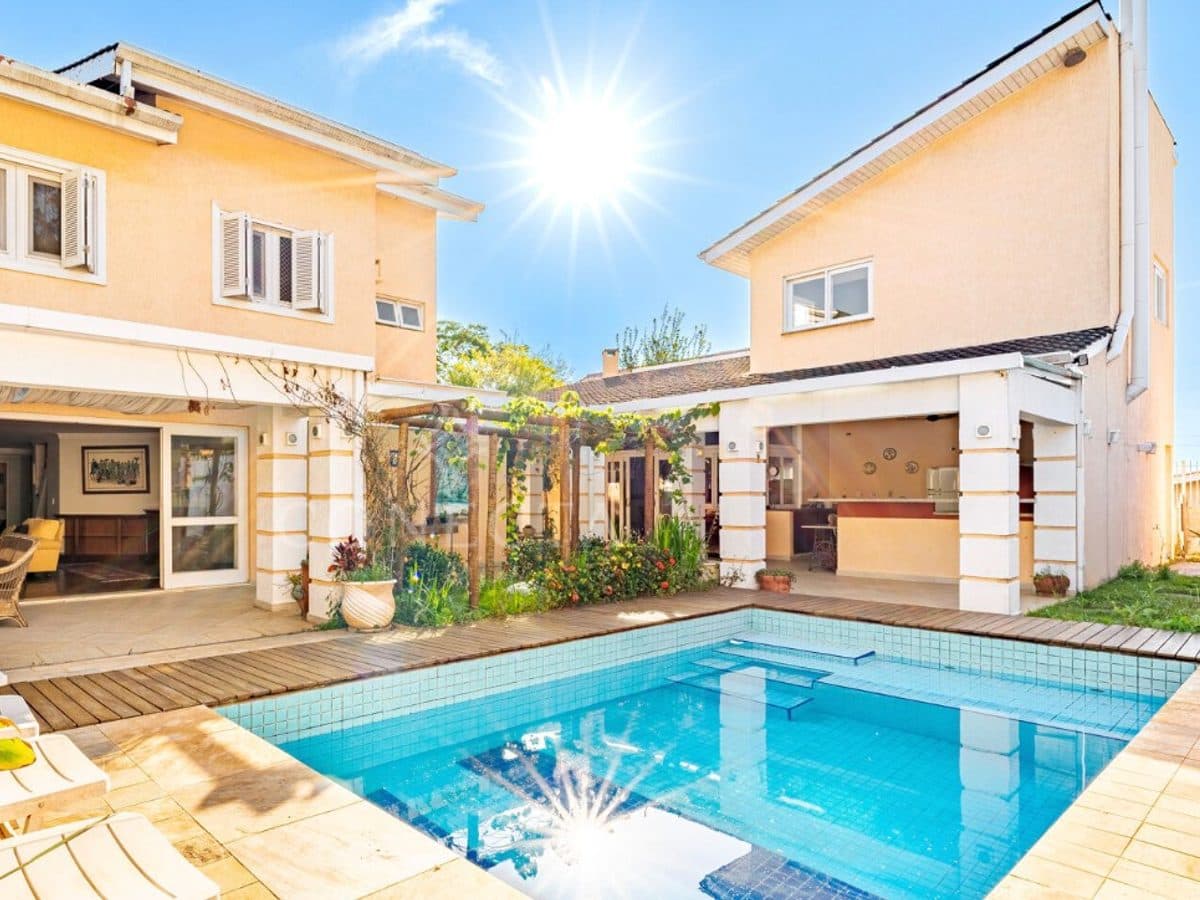 Casa com  720m²  área terreno