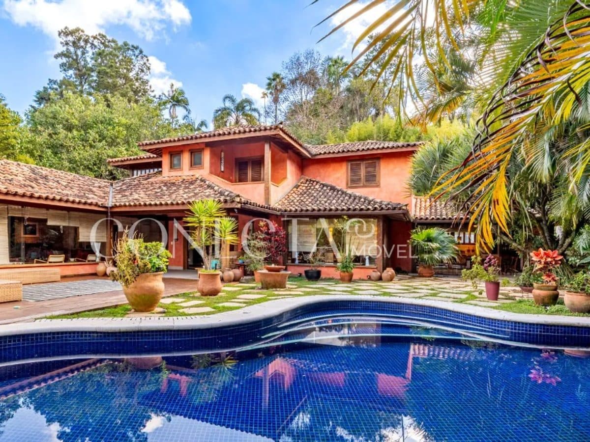 2400m2  área de terreno
