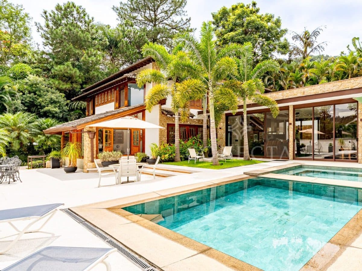 Casa com 1080m² de terreno