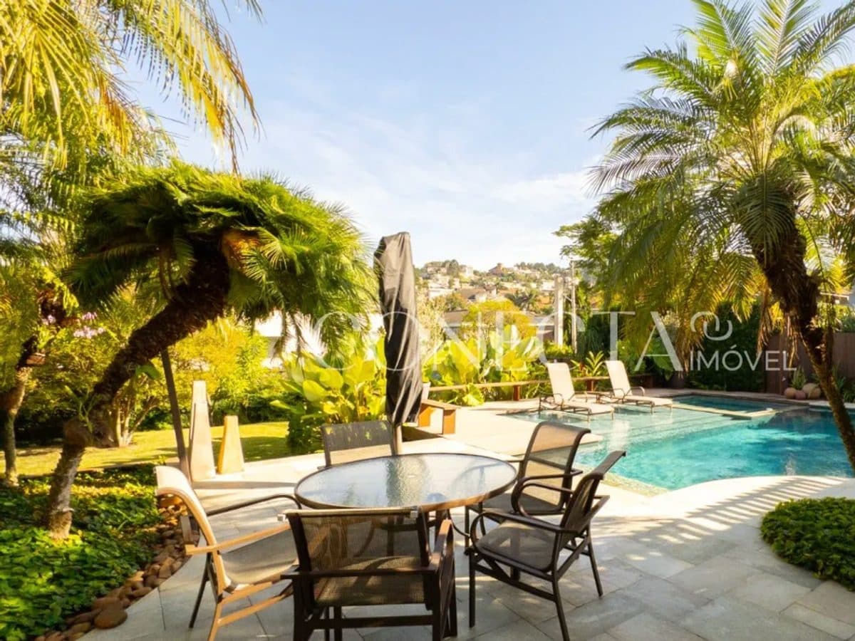 Casa com 1200m² área de terreno