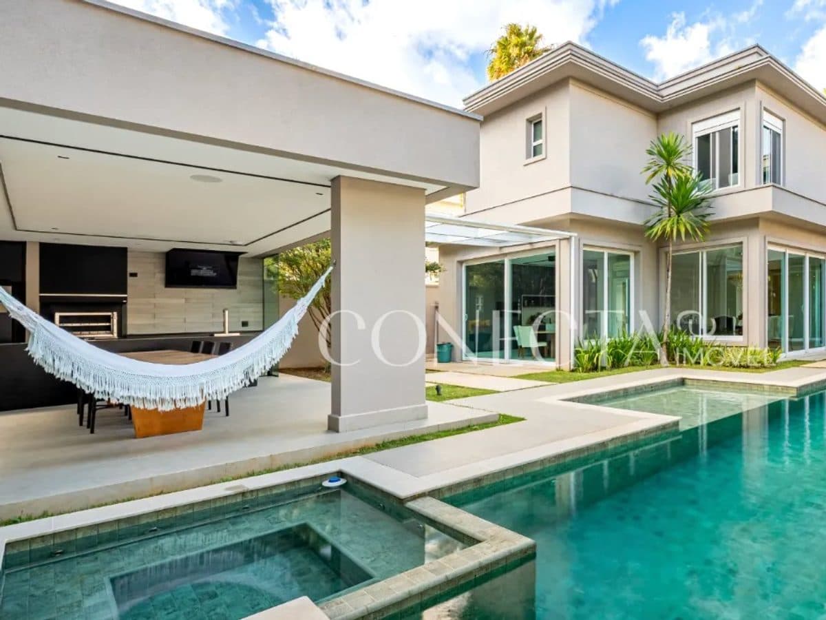 Casa com 736m² de área de terreno
