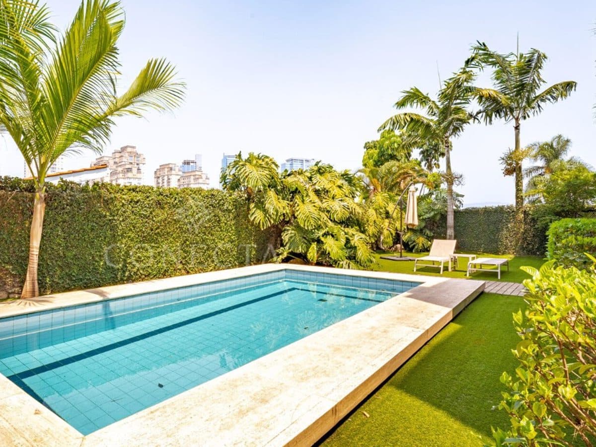 Casa com  757m² de área terreno