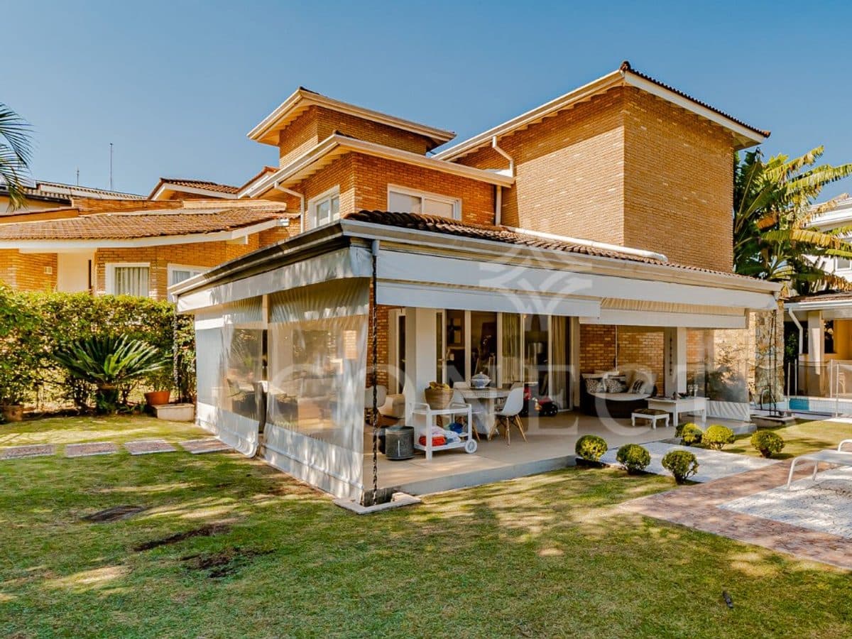 Casa com 903 m²  área terreno +  300 m² área não edificante;